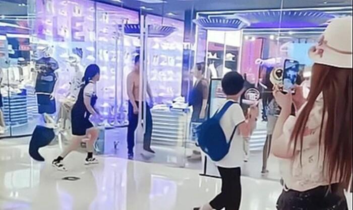 Cặp đôi già trẻ đánh nhau giữa trung tâm thương mại, ngao ngán nguyên nhân-2