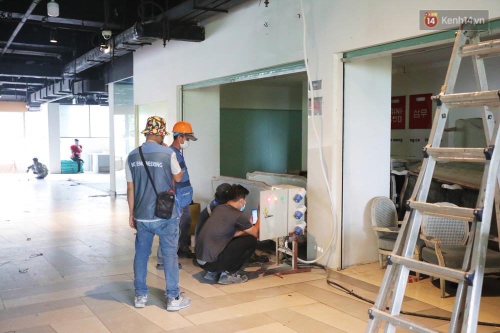 Bên trong Thuận Kiều Plaza đang thi công chuyển thành bệnh viện dã chiến-10