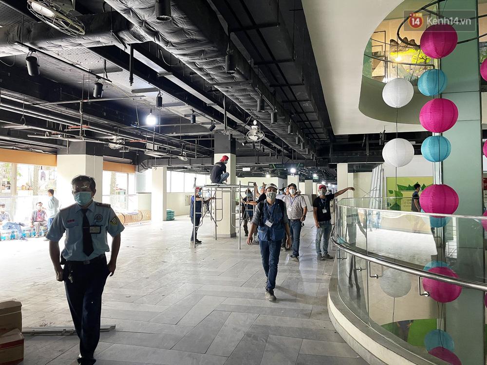 Bên trong Thuận Kiều Plaza đang thi công chuyển thành bệnh viện dã chiến-16