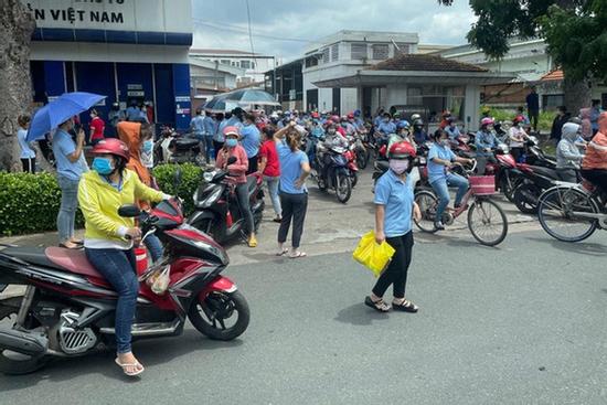 Xôn xao clip công nhân ùa về khi nghe tin công ty có nhiều ca dương tính