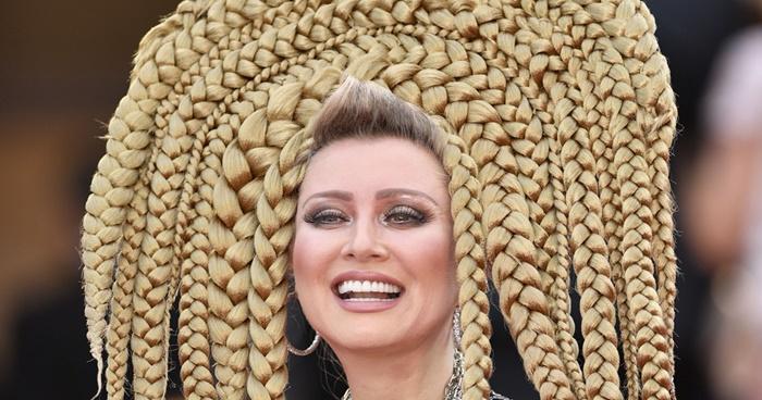 Cận cảnh bộ tóc có "1-0-2" khó ai chơi lại được. Nhiều người còn liên tưởng như thể có con bạch tuộc đang bám lên đầu cô.