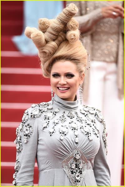 Còn kiểu này như thể "ốc móng tay, nếu có giải mỹ nhân sở hữu mái tóc độc nhất chắc hẳn sẽ thuộc về nữ diễn viên người Nga.