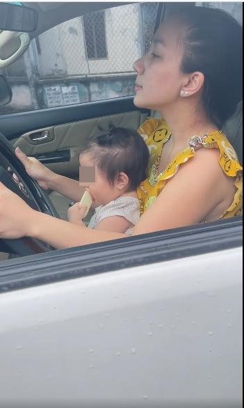 Vợ Lê Dương Bảo Lâm bị chỉ trích vì để con ngồi ghế lái ô tô