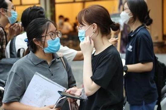 Bí mật trong hộc bàn: Đam mê 'tấu hài' nhưng đời đưa đẩy Gen Z đi thi