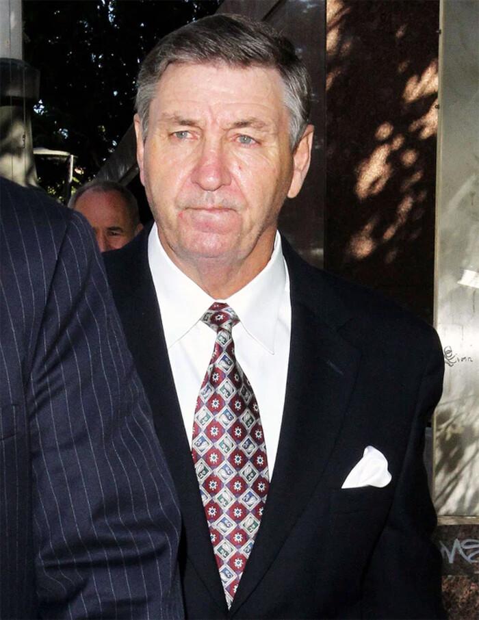 Cha ruột Britney Spears bị tố dùng tiền của con để cứu mình-3