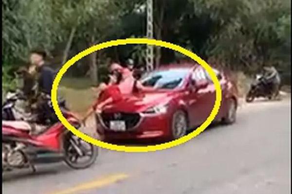 Clip: Đang chở khách thấy vợ vào nhà nghỉ với bồ, anh Grab tát cháy má vợ-4