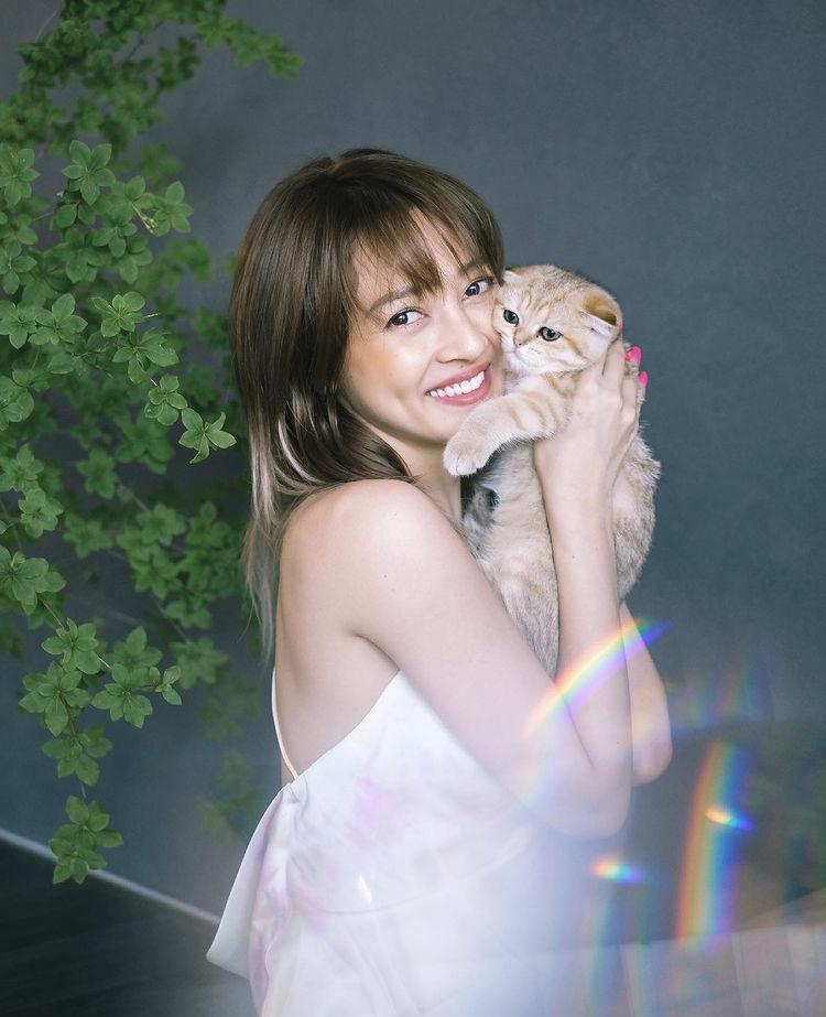 Sao Việt ở nhà dát hàng hiệu xịn sò pose hình cùng cún cưng-7