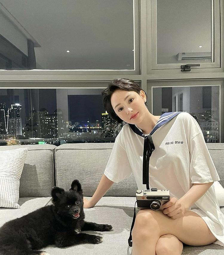 Sao Việt ở nhà dát hàng hiệu xịn sò pose hình cùng cún cưng-3