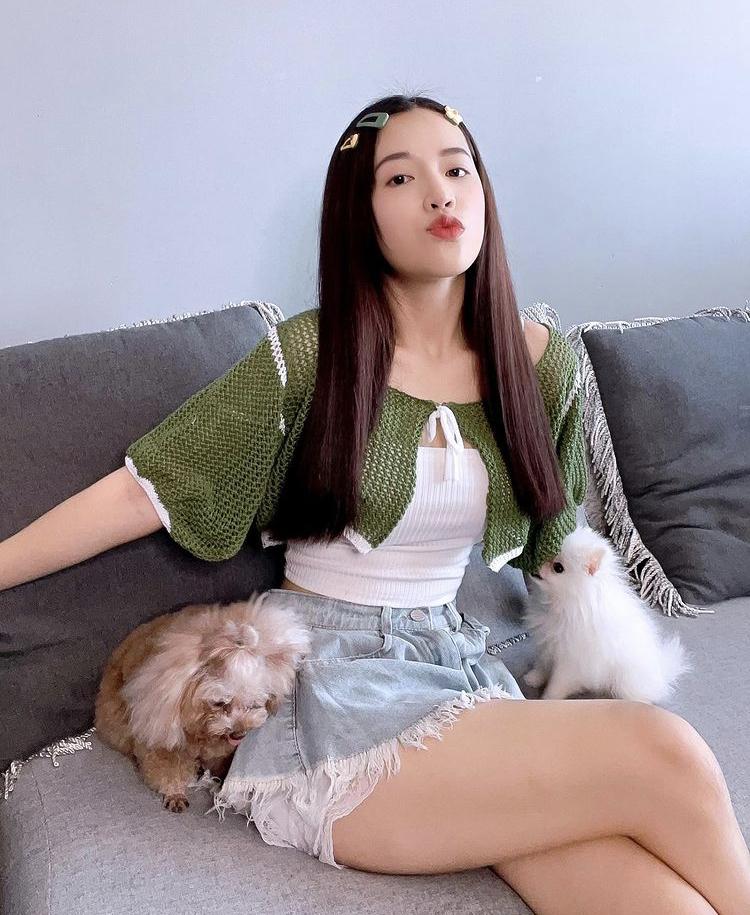 Sao Việt ở nhà dát hàng hiệu xịn sò pose hình cùng cún cưng-4
