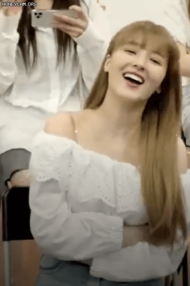 Nancy (MOMOLAND) lộ diện mặc áo 2 dây khoe xương quai xanh-1