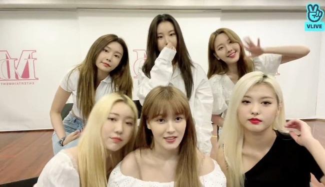 Nancy (MOMOLAND) lộ diện mặc áo 2 dây khoe xương quai xanh-2