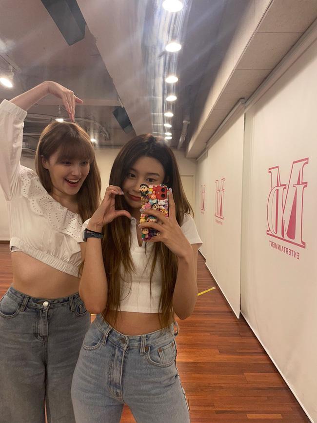 Nancy (MOMOLAND) lộ diện mặc áo 2 dây khoe xương quai xanh-3