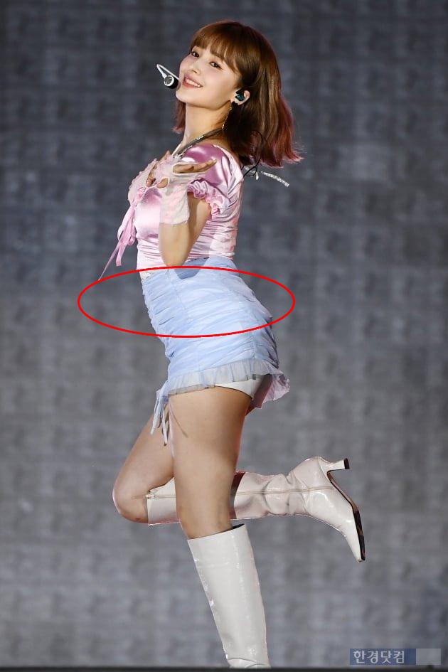 Nancy (MOMOLAND) lộ diện mặc áo 2 dây khoe xương quai xanh-4