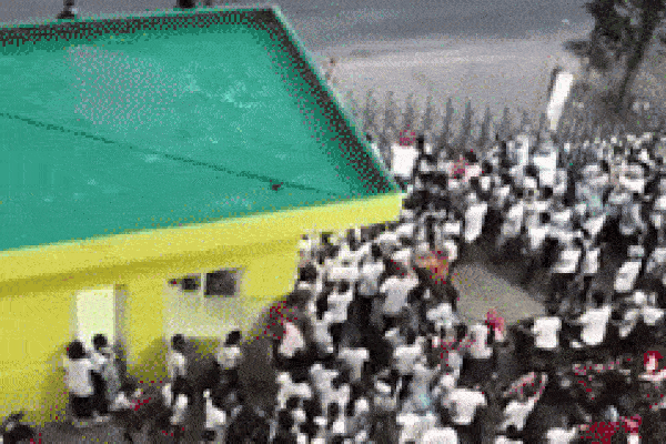 Clip: Công nhân chạy như 'ong vỡ tổ' khi biết đồng nghiệp nhiễm Covid-19