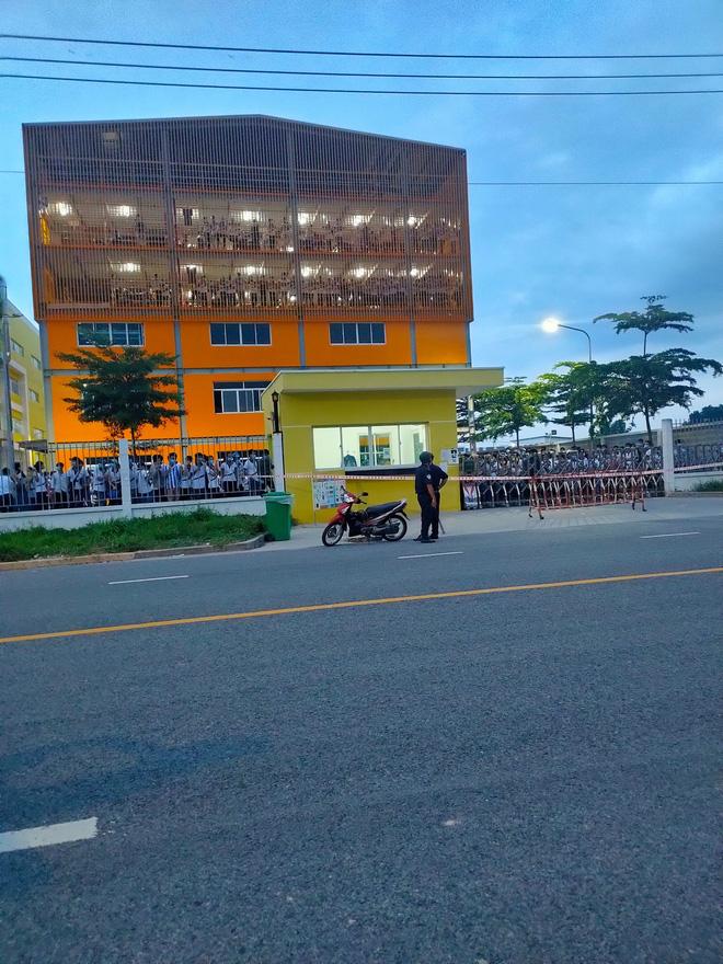 Clip: Công nhân chạy như ong vỡ tổ khi biết đồng nghiệp nhiễm Covid-19-4