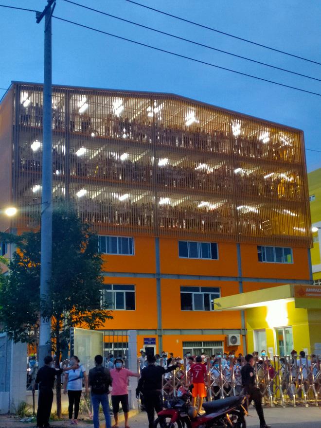 Clip: Công nhân chạy như ong vỡ tổ khi biết đồng nghiệp nhiễm Covid-19-5