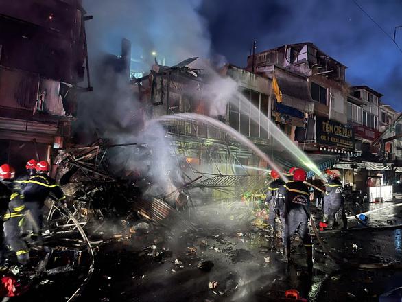 TP HCM: Hỏa hoạn kèm tiếng nổ lớn thiêu rụi 2 căn nhà, 3 căn khác cháy xém-1