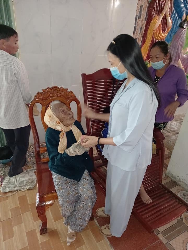 Thủy Tiên choáng váng vì đưa mẹ bao nhiêu tiền cũng hết-6