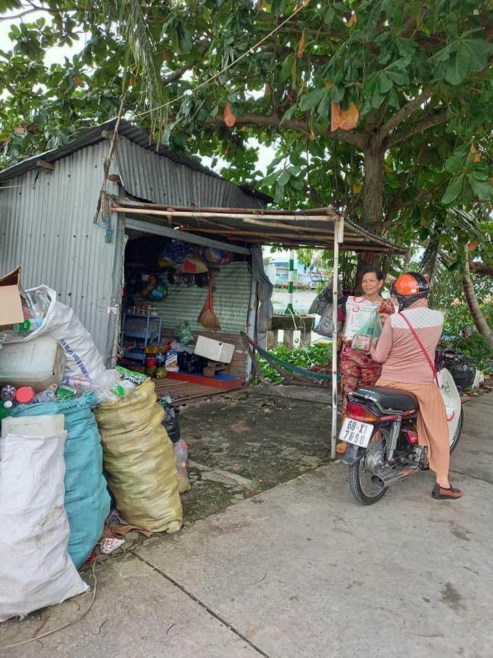 Thủy Tiên choáng váng vì đưa mẹ bao nhiêu tiền cũng hết-9