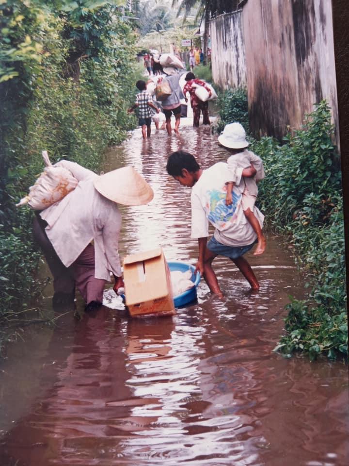 Thủy Tiên choáng váng vì đưa mẹ bao nhiêu tiền cũng hết-12