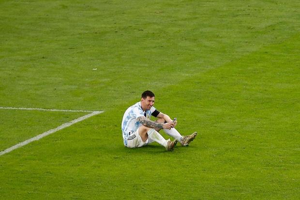 Messi ngồi bệt video call khoe vợ huy chương vô địch Copa America-1