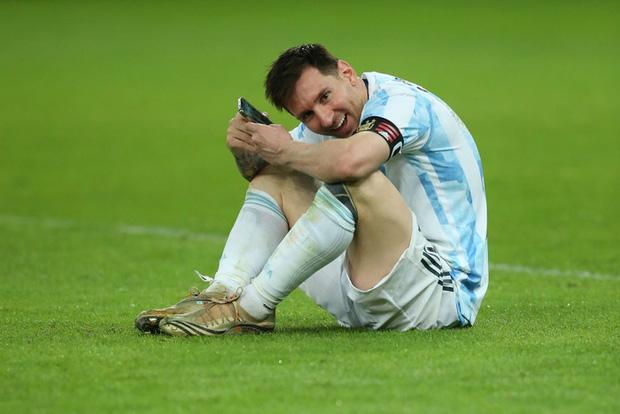 Messi ngồi bệt video call khoe vợ huy chương vô địch Copa America-2