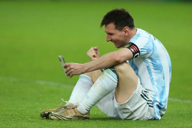 Messi ngồi bệt video call khoe vợ huy chương vô địch Copa America-3