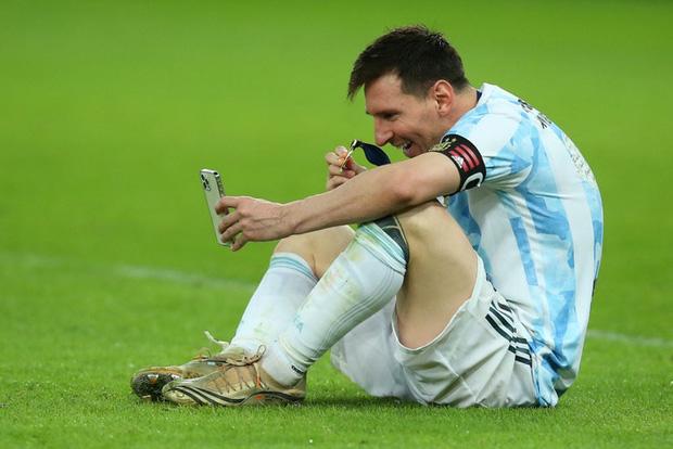Messi ngồi bệt video call khoe vợ huy chương vô địch Copa America-4