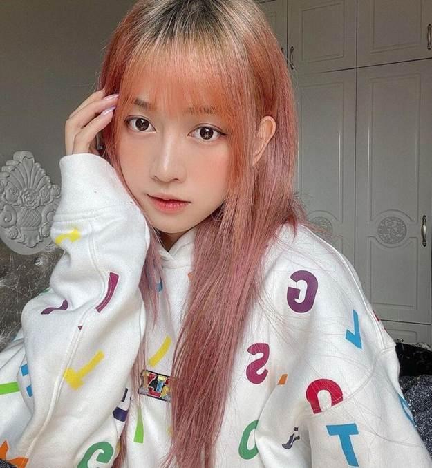 Lê Bống gây tranh cãi khi kết hợp trang phục với khăn quàng đỏ-11