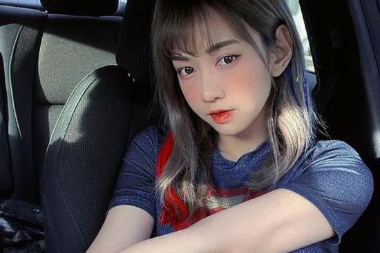 Lê Bống gây tranh cãi khi kết hợp trang phục với khăn quàng đỏ