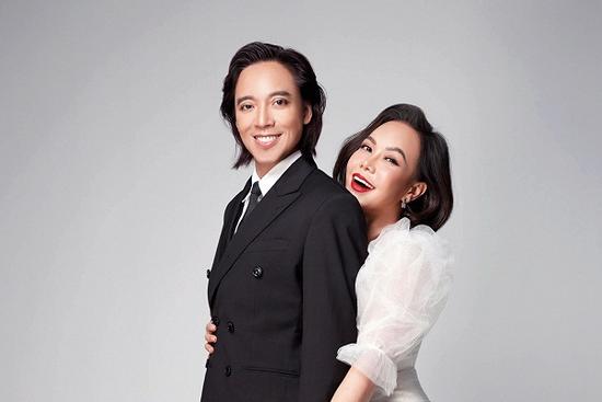 Việt Hương kỷ niệm 15 năm cưới, dân mạng soi 'đường cong nguy hiểm'