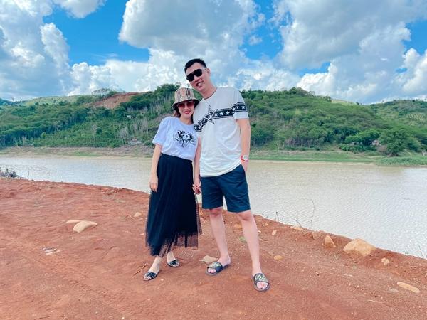 Đang thực hiện giãn cách xã hội, Ốc Thanh Vân tâm sự về gia đình: "Vợ chồng hạnh phúc hay không, là cái khúc bị giam ở nhà toàn tập nha quý vị. Hết sức cẩn trọng lời ăn tiếng nói và thái độ, tại dễ bực nhau à. Ông Trí Rùa có siêu năng lực biến người kế bên từ lùn vừa thành rất lùn".