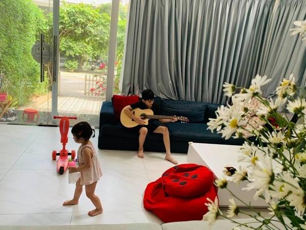 Thân Thúy Hà chia sẻ khoảnh khắc của 2 con: "Bình yên ở đâu xa, ngay tại ngôi nhà mình".