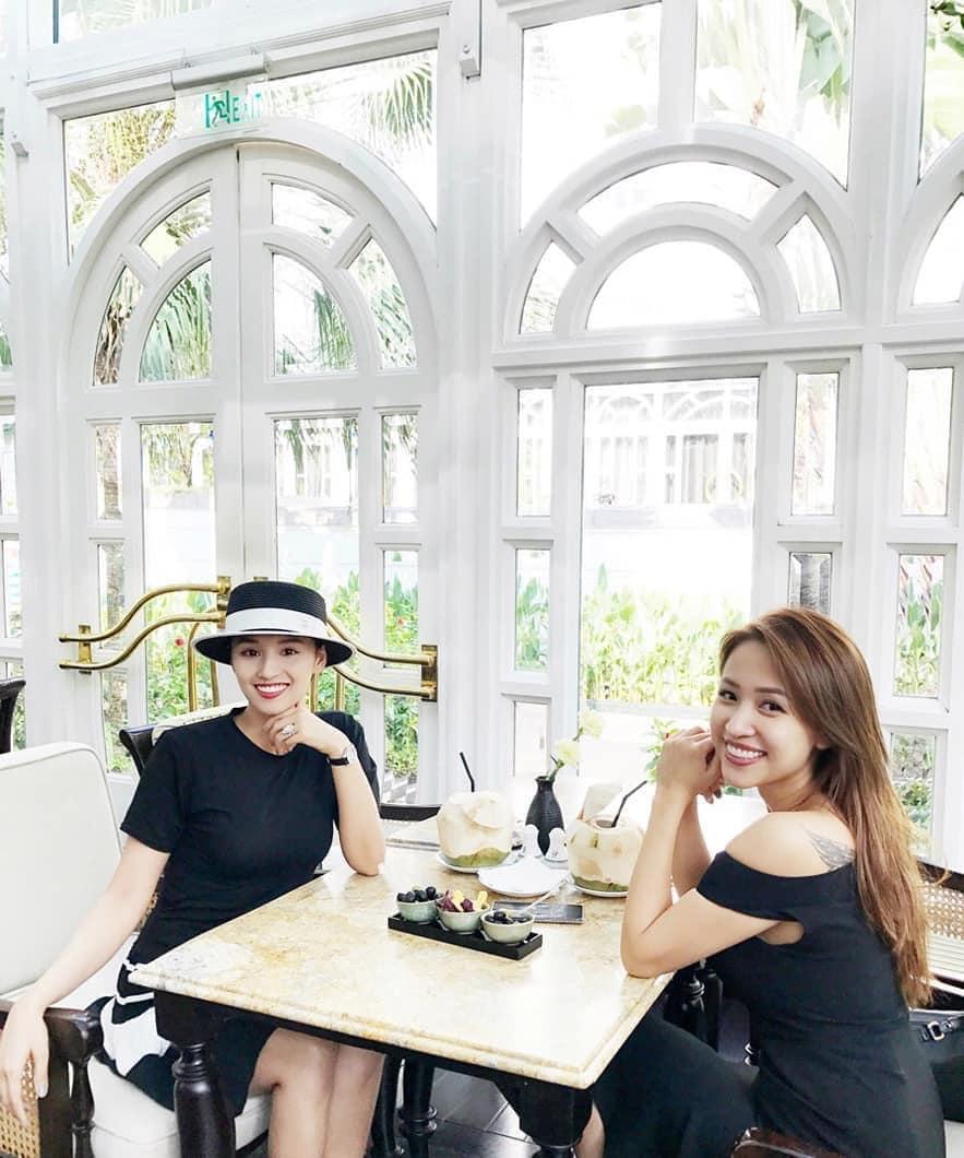 Đăng ảnh hẹn hò cùng Lã Thanh Huyền, Vân Hugo than vãn: "Nhớ cảm giác lang thang cà phê với bạn bè, nhâm nhi hồng trà sủi bọt thế chứ".