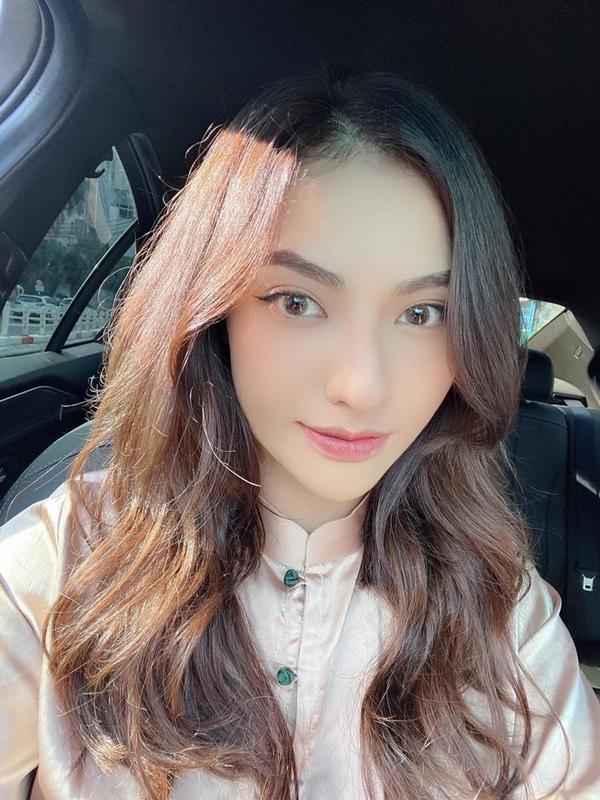 Hồng Quế hoài niệm: "Nhìn lại ảnh 1 năm trước với bây giờ cũng đã không nhận ra rồi. Em bé không muốn lớn, không muốn đâu", khép lại tin sao Việt.