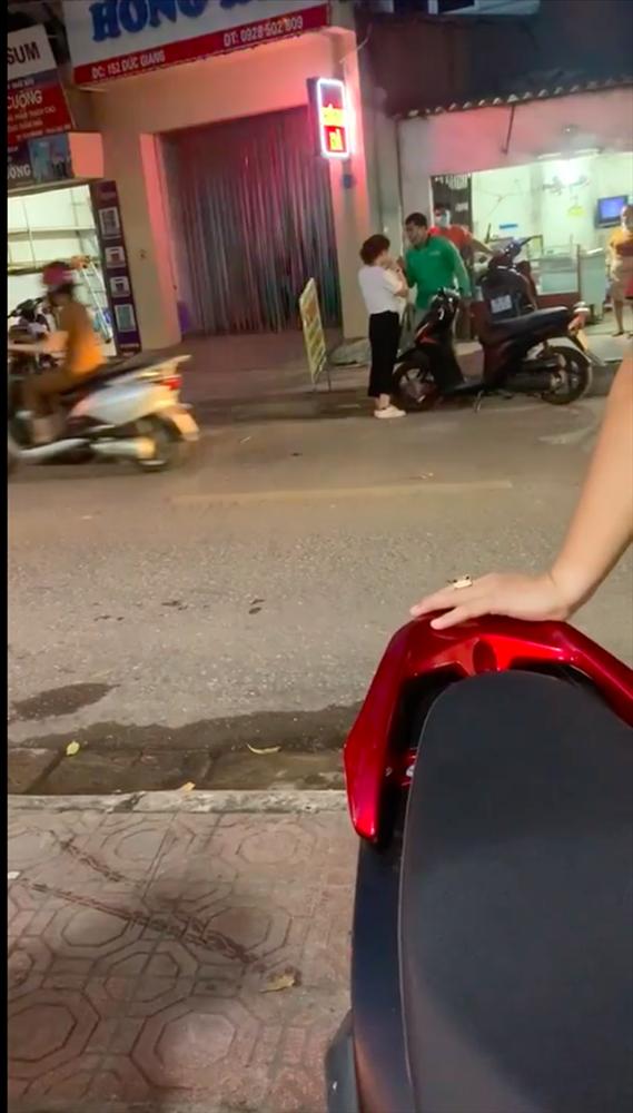 Clip: Đang chở khách thấy vợ vào nhà nghỉ với bồ, anh Grab tát cháy má vợ-2