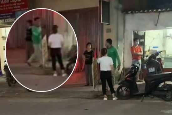 Clip: Đang chở khách thấy vợ vào nhà nghỉ với bồ, anh Grab tát 'cháy má' vợ