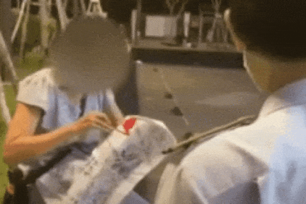 Cô gái mắng 2 mẹ con nhận quà từ thiện như tát nước: Về dạy lại đi-3