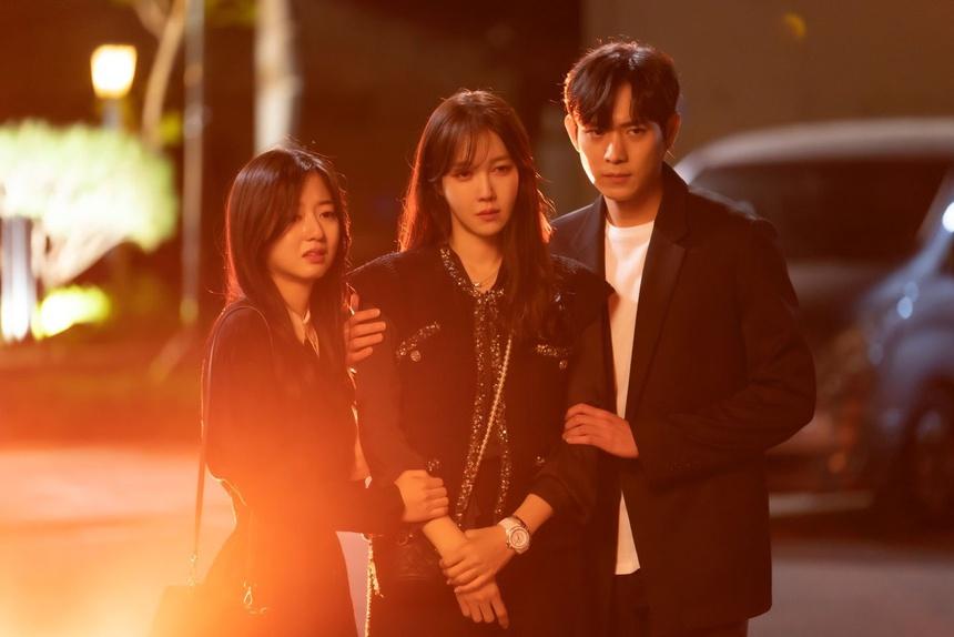 Bạo lực, ngoại tình như cơm bữa trên màn ảnh-1