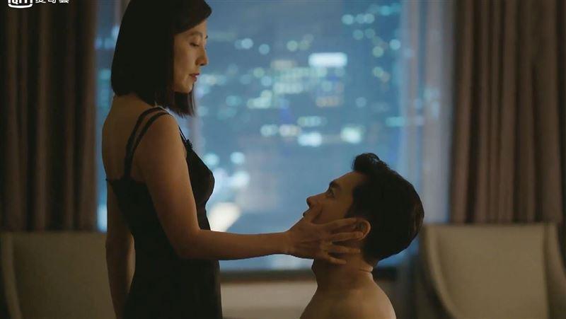 Bạo lực, ngoại tình như cơm bữa trên màn ảnh-5