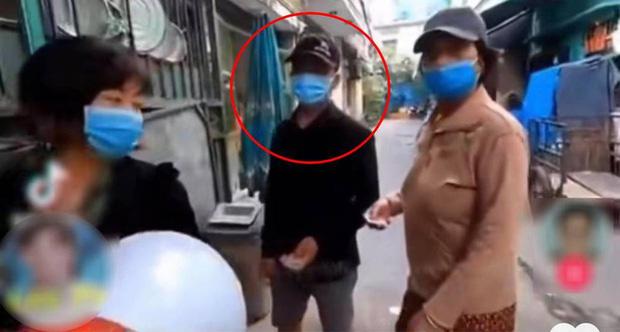 Chủ kênh YouTube từ thiện từ chối phát cơm cho người bụi đời, sơn móng tay đeo vàng là ai?-2