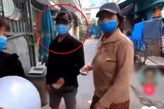 Chủ kênh YouTube từ thiện từ chối phát cơm cho người 'bụi đời', sơn móng tay đeo vàng là ai?