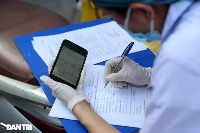 Phong tỏa nhiều điểm trên phố trung tâm Hà Nội liên quan ca dương tính mới-6