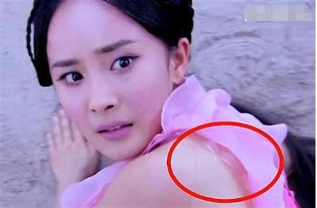 Mỹ nhân Hoa ngữ ngượng 9 mặt vì lộ nội y, trùm cuối thả rông luôn vòng 1-3