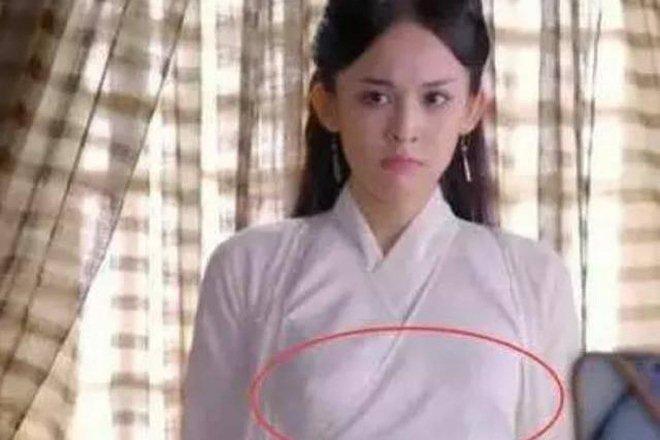 Mỹ nhân Hoa ngữ ngượng chín mặt vì lộ nội y trên phim