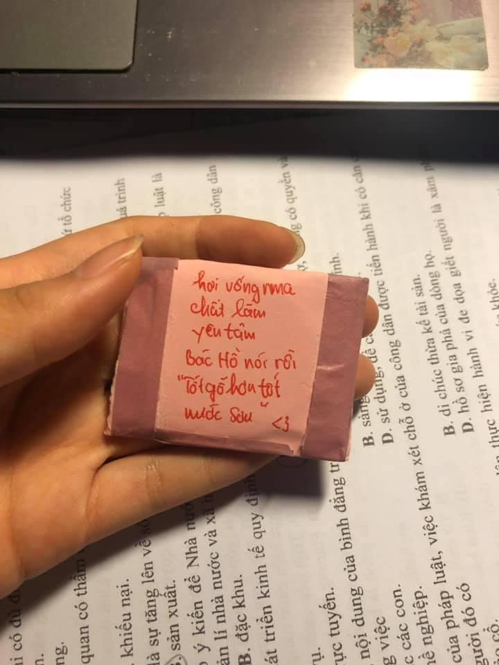 Hội sĩ tử rần rần ghen tị với ‘lá bùa’ mà cô bạn 2k3 nhận được trong kỳ thi THPT-2