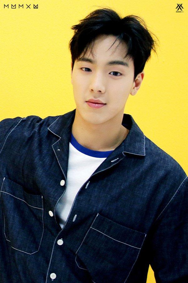 Shownu (Monsta X) thông báo nhập ngũ vào 22/7. Nam thần tượng sẽ phục vụ với tư cách nhân viên phục vụ cộng đồng do từng phẫu thuật bong võng mạc trái và bị trật khớp vai.