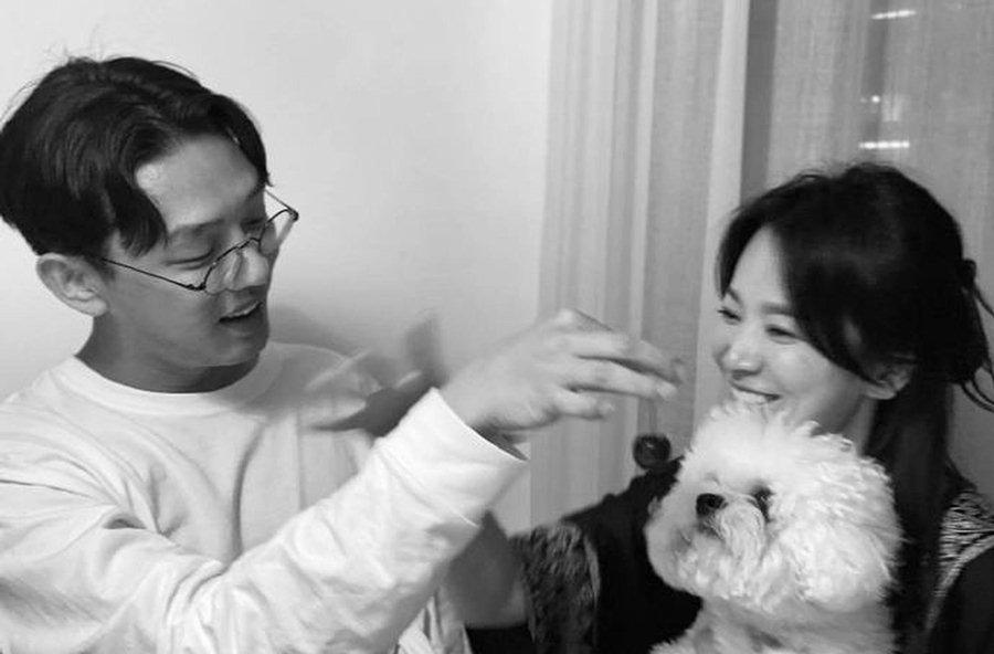 Tối 11/7, Song Hye Kyo bất ngờ đăng tải hình ảnh chụp cùng Yoo Ah In và thú cưng lên Instagram cá nhân. Đây là một trong những lần hiếm hoi cô đăng ảnh cùng bạn khác giới lên mạng. Song Hye Kyo và Yoo Ah In là bạn thân nhiều năm, đồng thời cùng trực thuộc 1 công ty quản lý. Dù thân thiết song 2 người chưa từng vướng tin đồn tình cảm với đối phương.