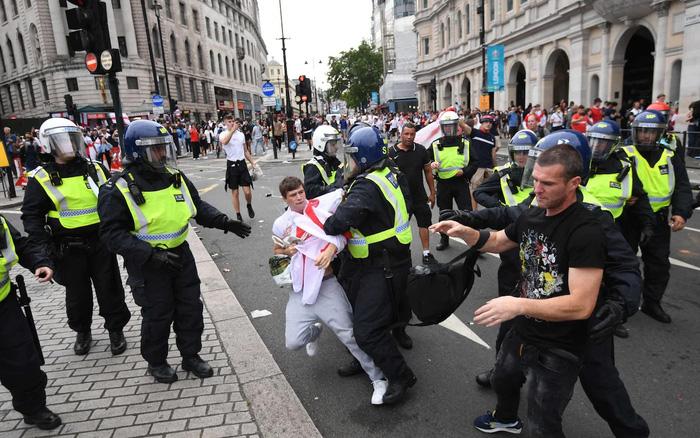 Cổ động viên đổ máu xem chung kết Euro-1