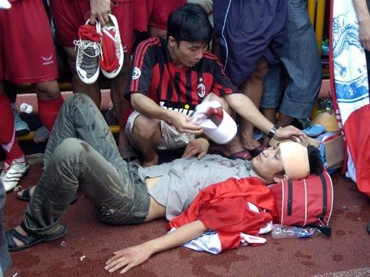 Cổ động viên đổ máu xem chung kết Euro-4